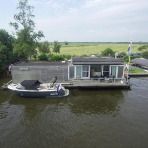 Luxe woonboot unieke locatie Friesland Âlde Feanen